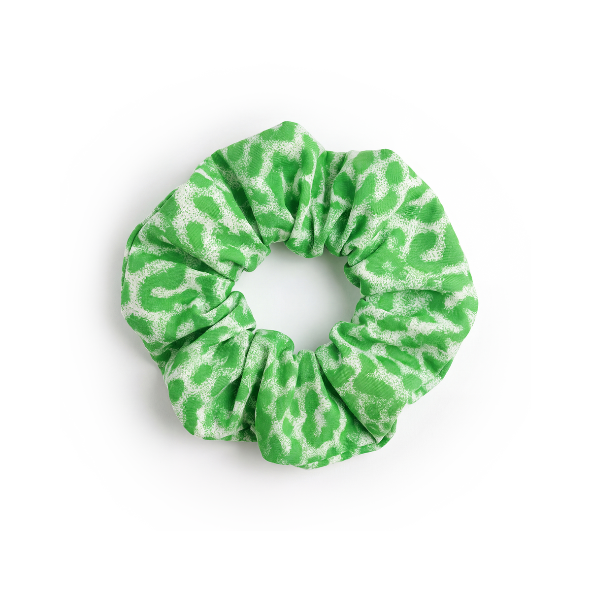 SCRUNCHIECATSHARK Accessoire in leafsheep mit grün-weißem, unregelmäßig geflecktem Muster als Detailaufnahme.