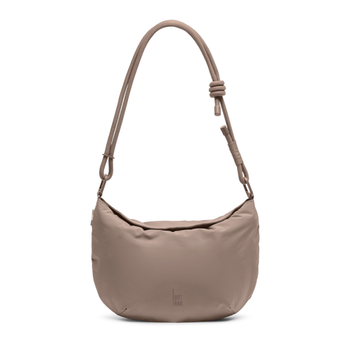 CLAM BAG Tasche in oyster (klassisches Taupe-Braun) als Studioaufnahme in Frontansicht.