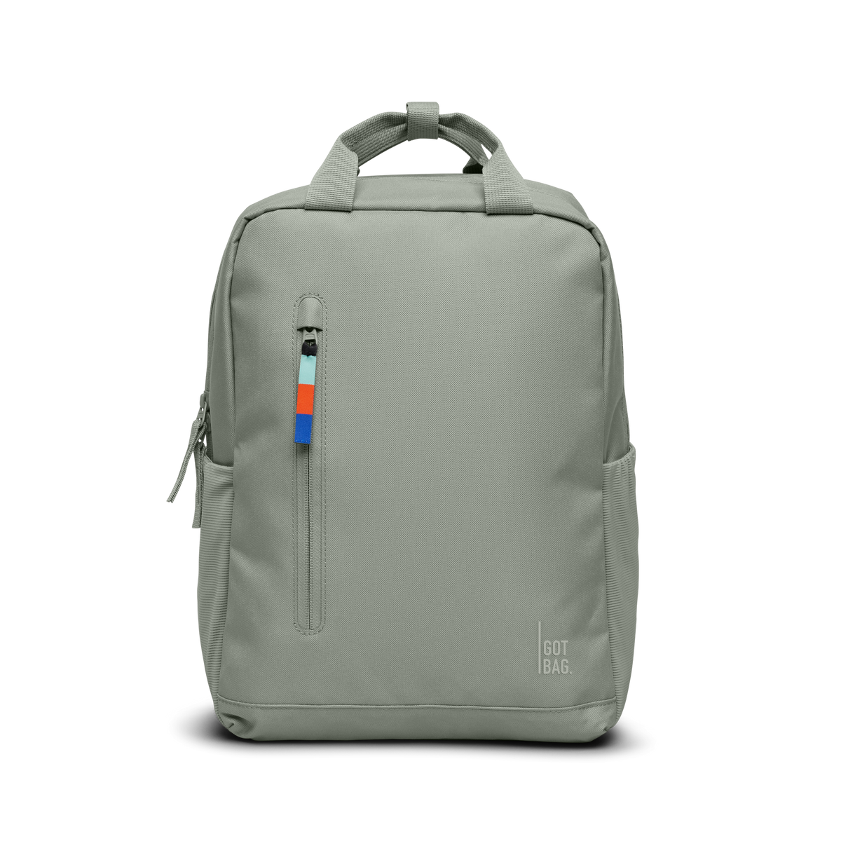 DAYPACK Rucksack in bass (Salbeigrün) als Studioaufnahme in Frontansicht.