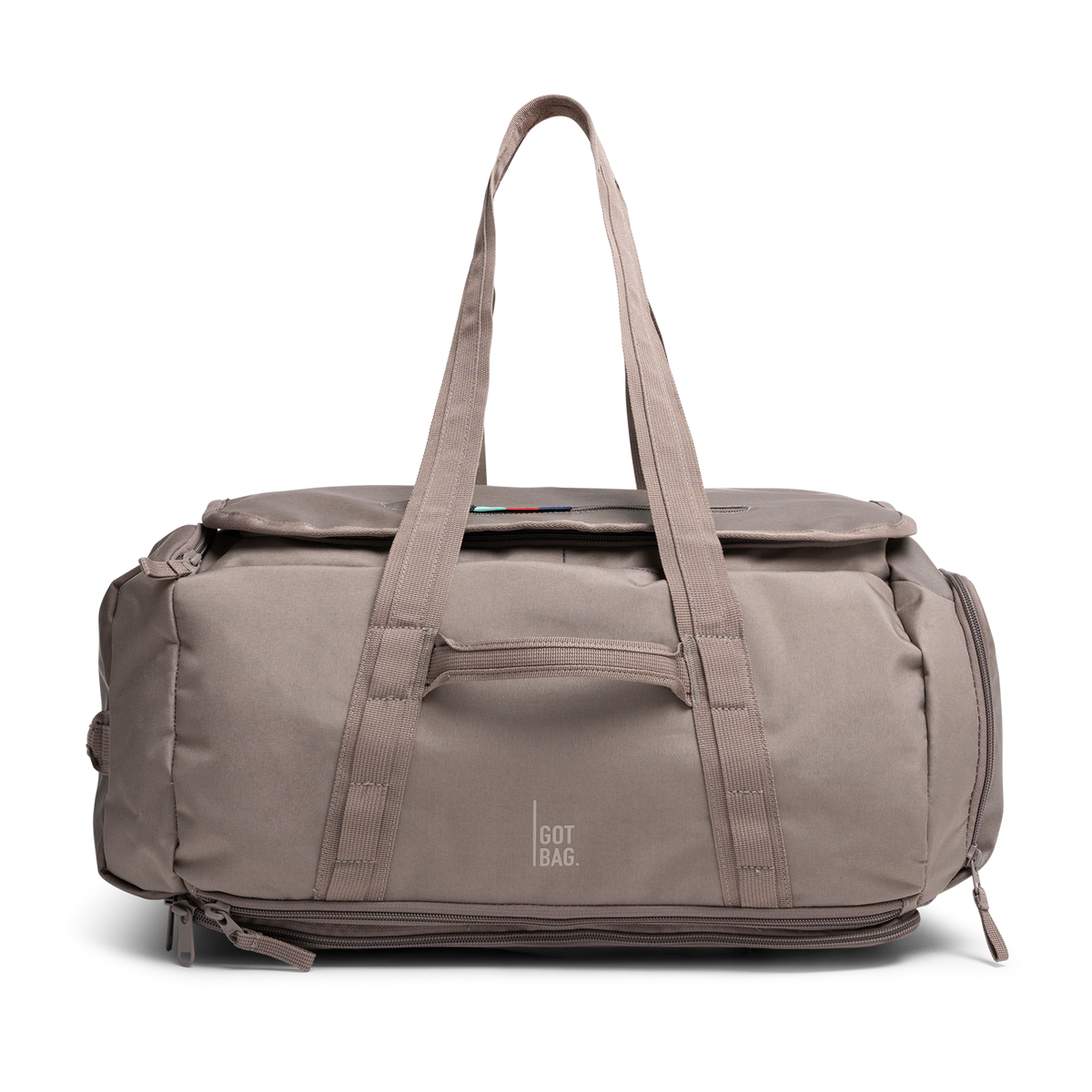 DUFFLE PACK Tasche in oyster (klassisches Taupe-Braun) als Studioaufnahme in Frontansicht.