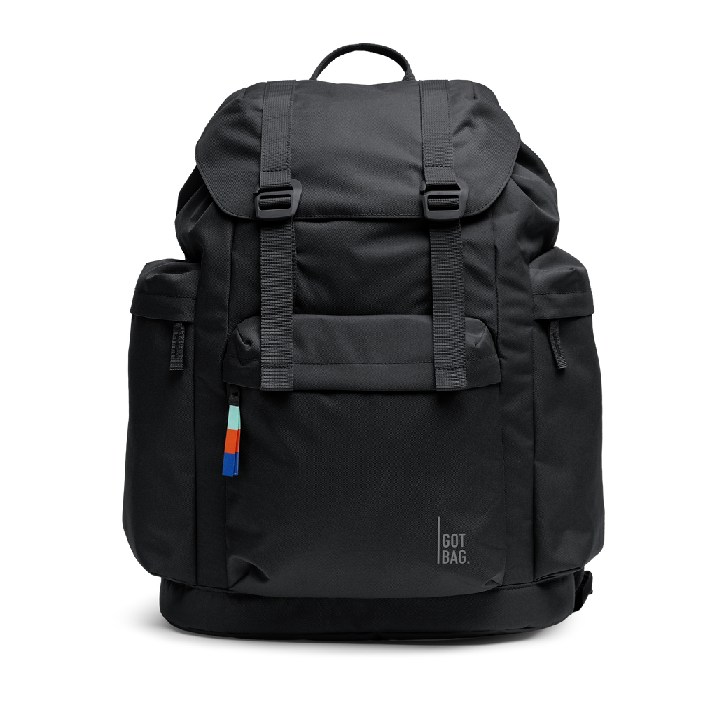 FLAP PACK LARGE Rucksack in black (Schwarz) als Studioaufnahme in Frontansicht.