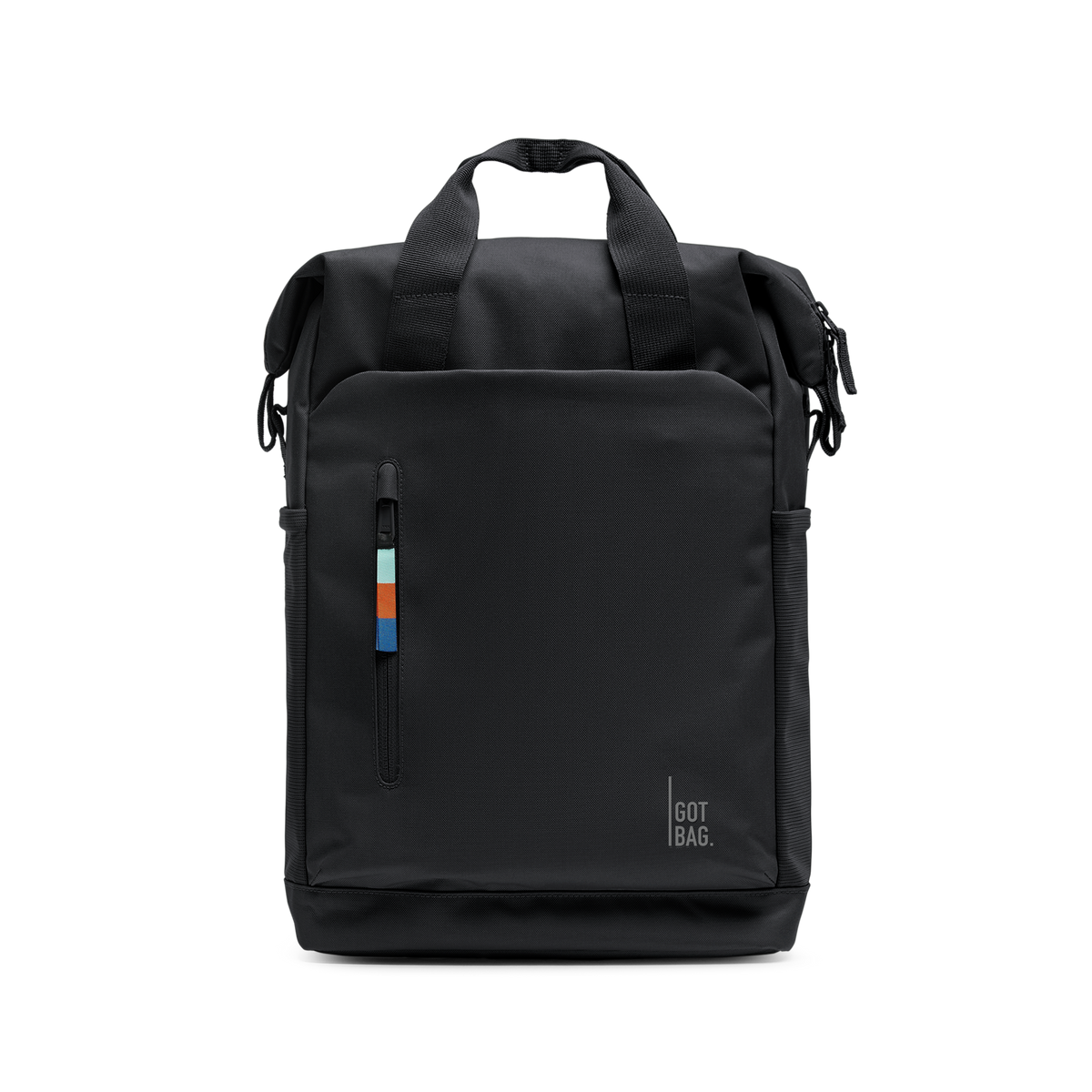FLOW PACK Rucksack in black (Schwarz) als Studioaufnahme in Frontansicht.