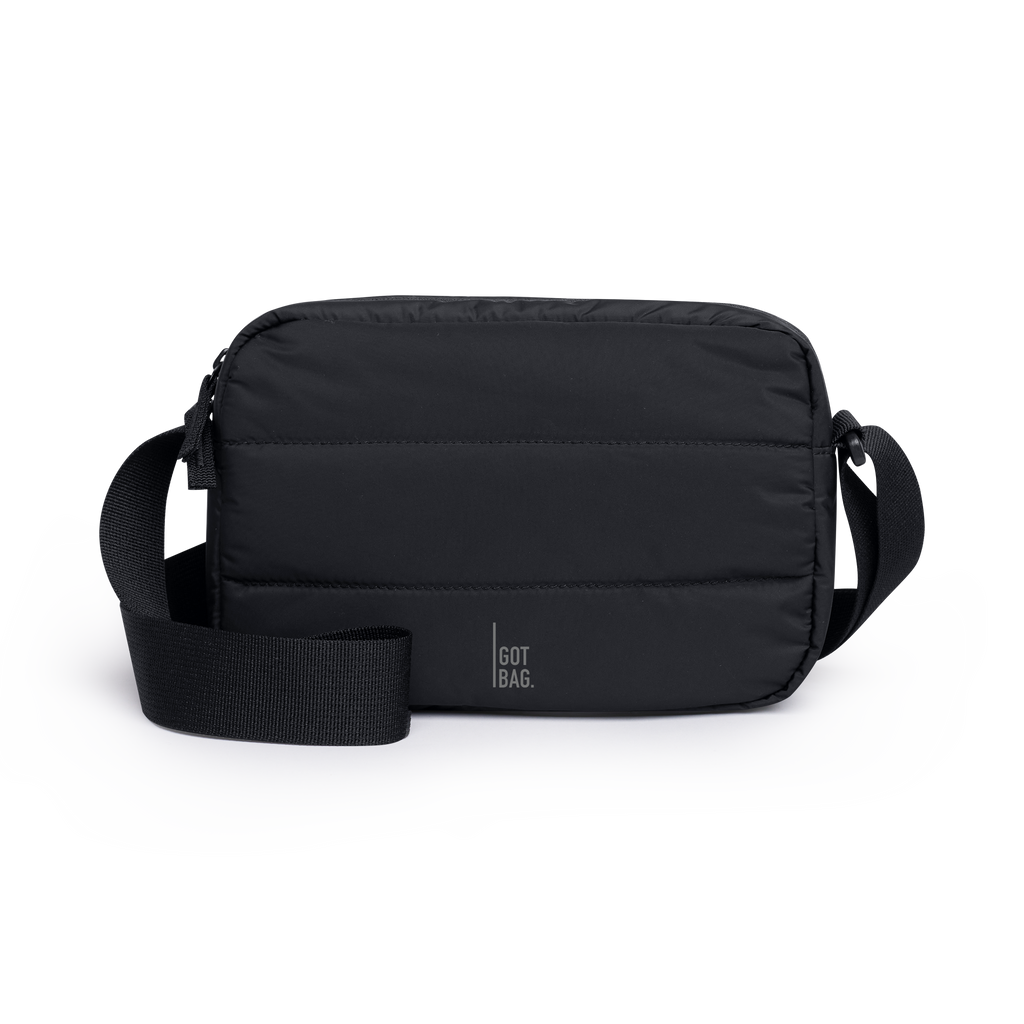 PUFFER CROSSBODY BAG Tasche in black (Schwarz) als Studioaufnahme in Frontansicht.