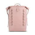ROLLTOP ON THE ROAM Rucksack in dirty pink als Studioaufnahme in Frontansicht.